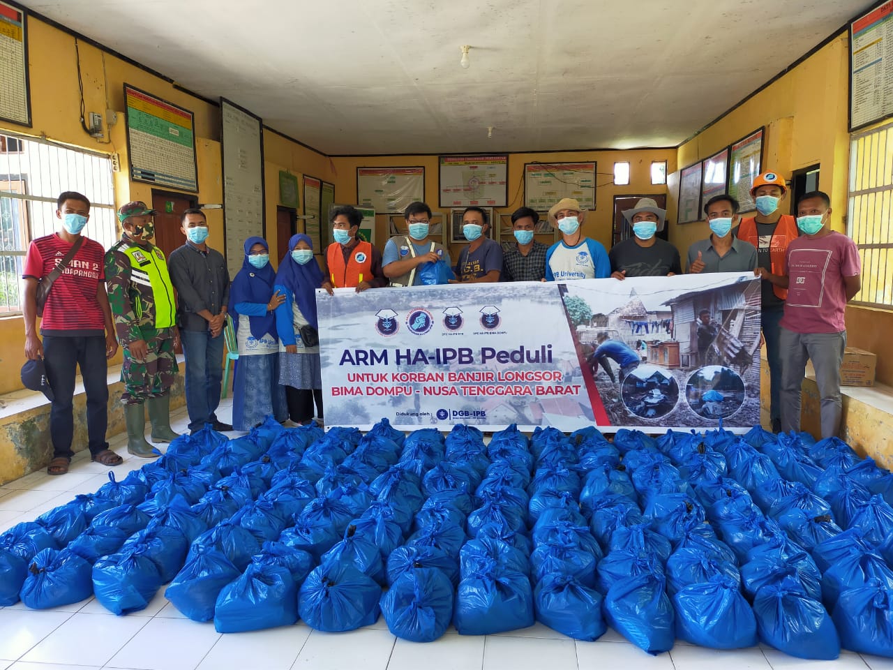 ARM HA IPB Bantu Warga Terdampak Banjir di Tonda Bima