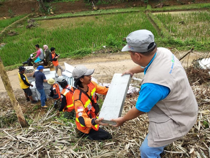 ARM HA-IPB bersama WMI membangun 12 bilik MCK di Desa Cileuksa, Kabupaten Bogor