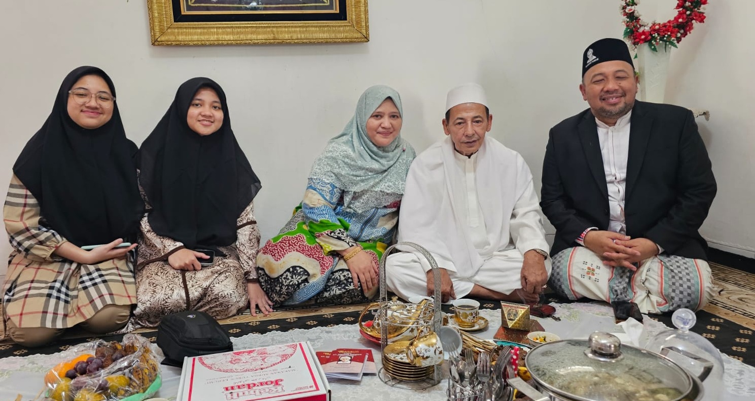 Ahmad Ushtuchri dan keluarga foto bersama Habib Lutfhi di komplek Pesantren Annur Bekasi