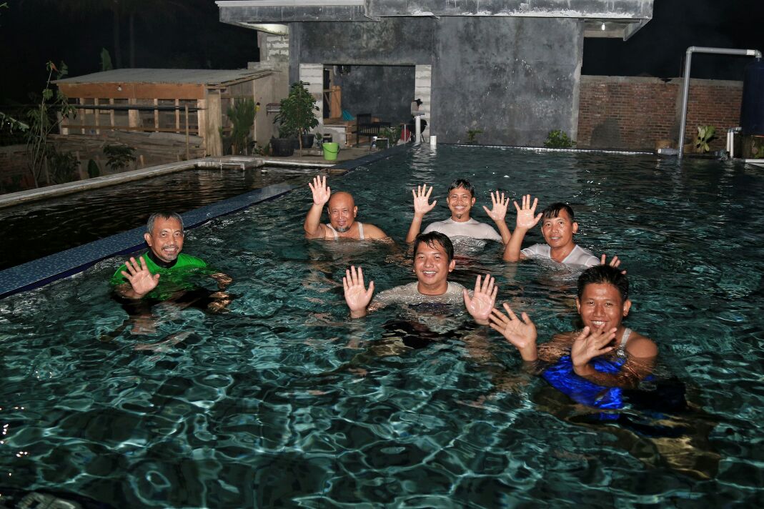 Ahmad Syaikhu berenang di kediaman ust Bali Pranowo