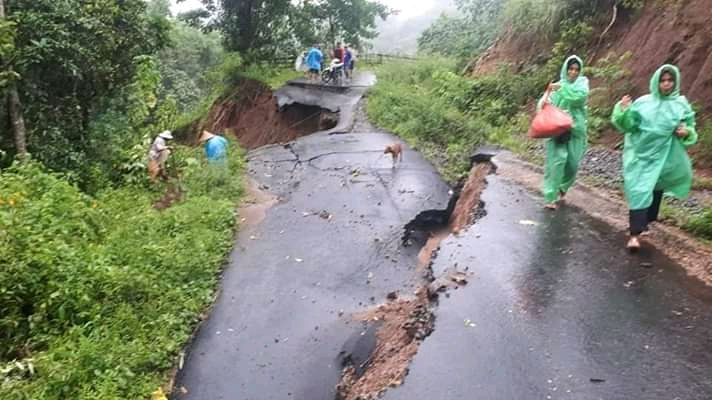 Akses jalan terputus di Desa Julumatene Kecamatan Bontolempangan akibat banjir