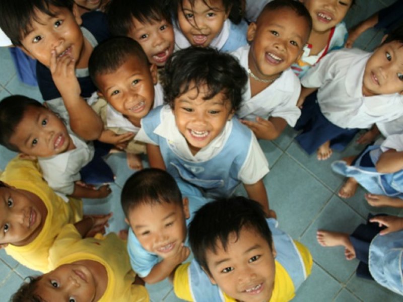 Anak-anak yang tersenyum saat  bermain (Ilustrasi)