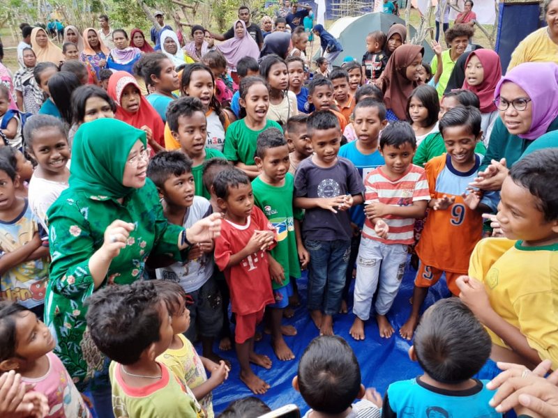 Anggota DPR dari F-PKB Siti Mukaromah memberikan pemulihan trauma bagi anak-anak korban gempa Ambon