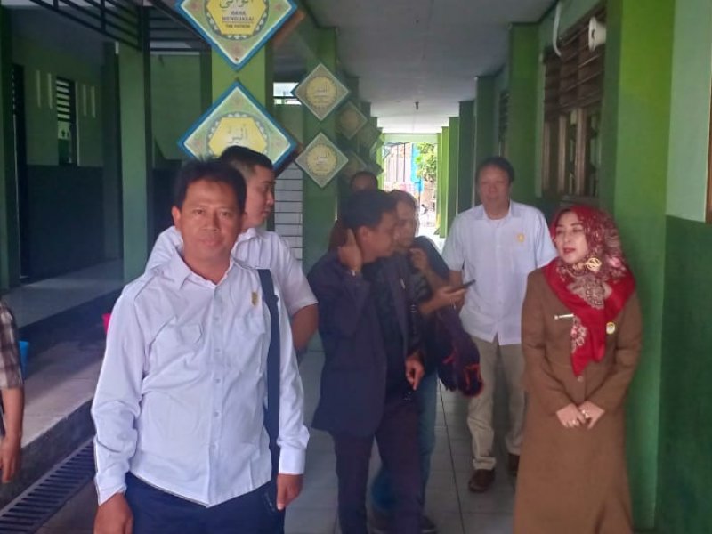 Anggota DPRD Kota Bekasi dari Fraksi PDIP, Nicodemus Godjang meninjauan langsung DN Pekayon Jaya III