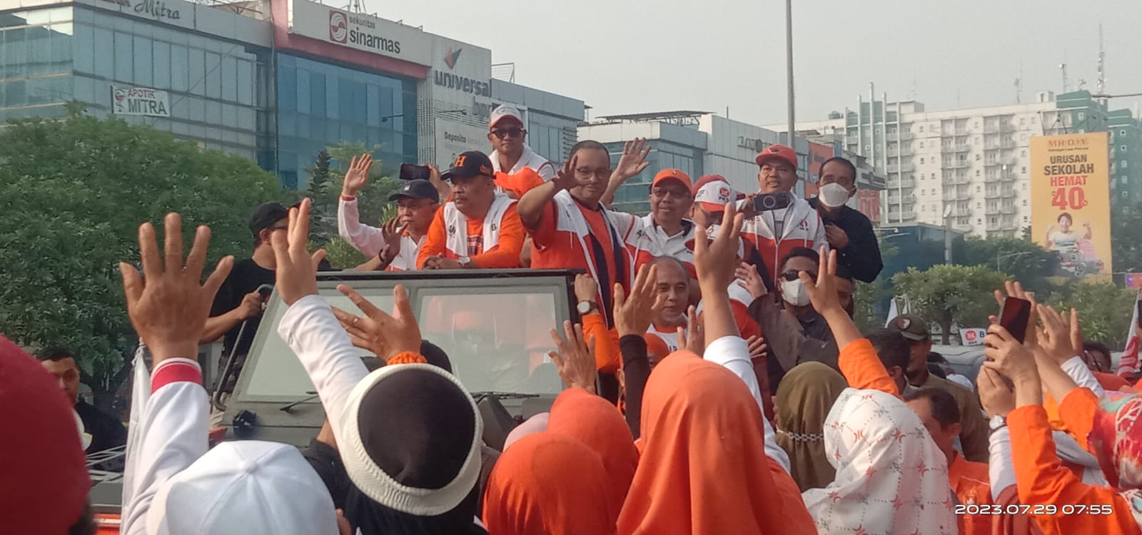 Anies Baswedan Didampingi Presiden PKS Ahmad Syaikhu Sapa Peserta Flashmob di Kota Bekasi