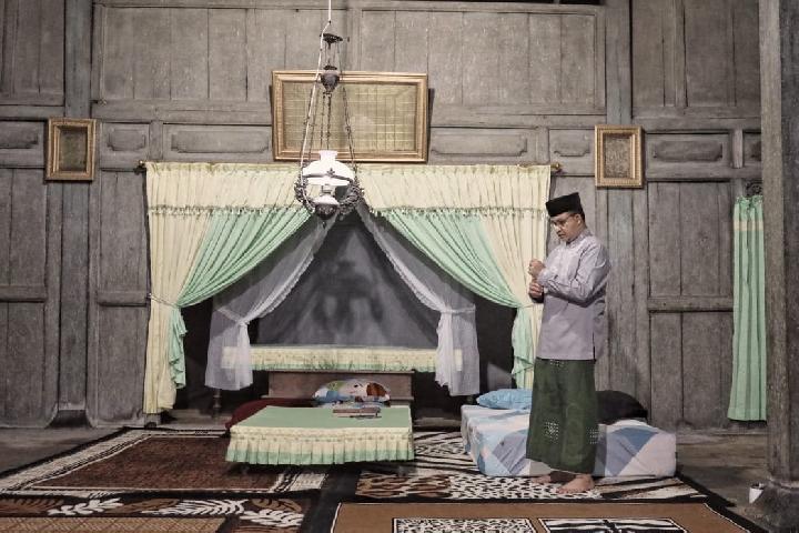 Anies Baswedan saat berada di kamar ulama Kyai Ageng Besari.foto Facebook Anies Baswedan