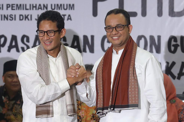 Anies Sandi berjabat tangan