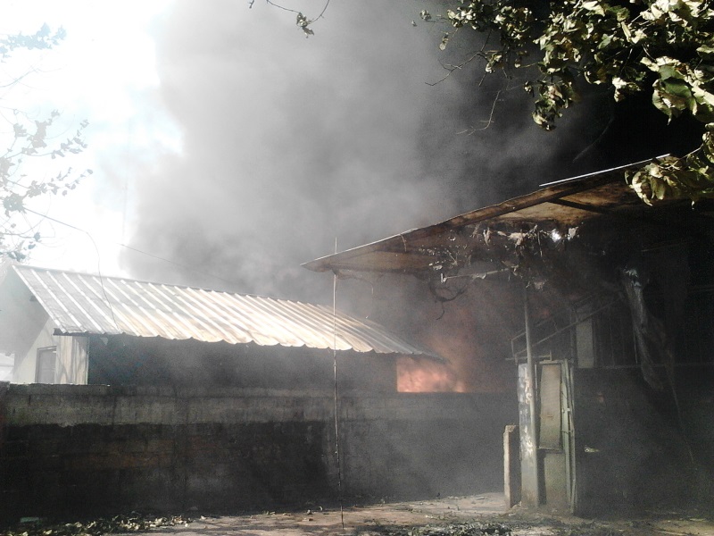 Asap masih mengepul dari gudang yang terbakar di Jatiasih Foto Jaenuddin Ishaq  