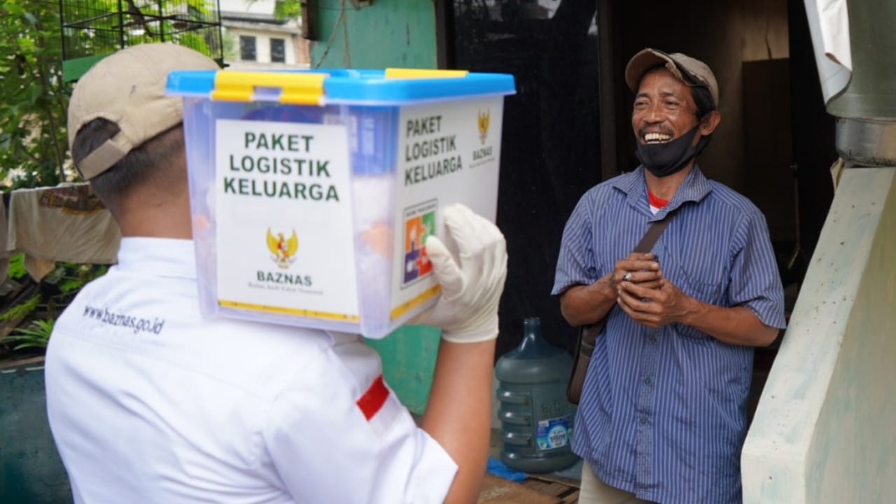 BAZNAZ menditribusikan bantuan kepada Mustahik