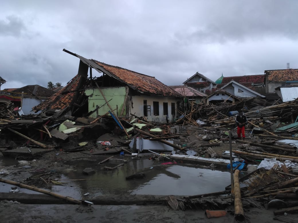 Bangunan dan rumah warga rusak parah akibat diterjang tsunami Selat Sunada