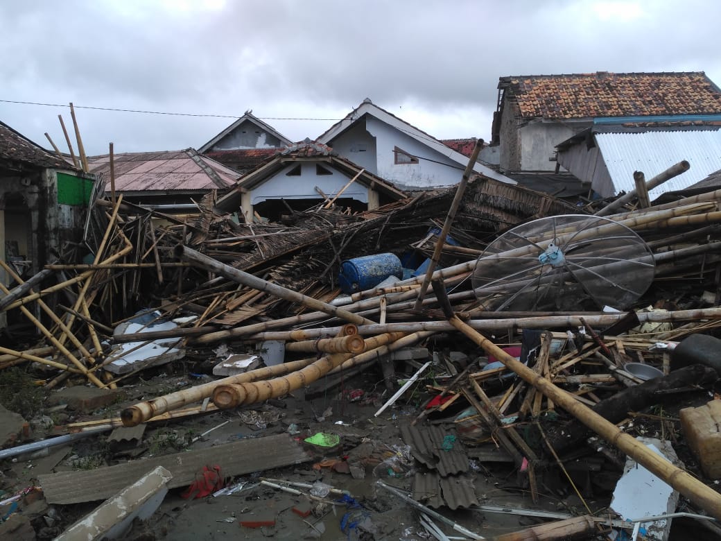 Bangunan rusak akibat bencana yang menerjang