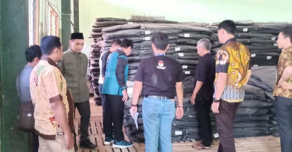 Bawaslu Jabar memantau gudang logistik Pemilu 2019 di kawasan Cibitung