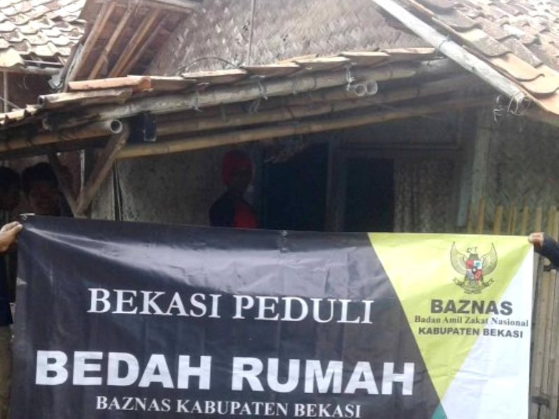 Baznas Kabupaten Bekasi Perbaiki Puluhan Rumah Fakir Miskin - foto Baznas