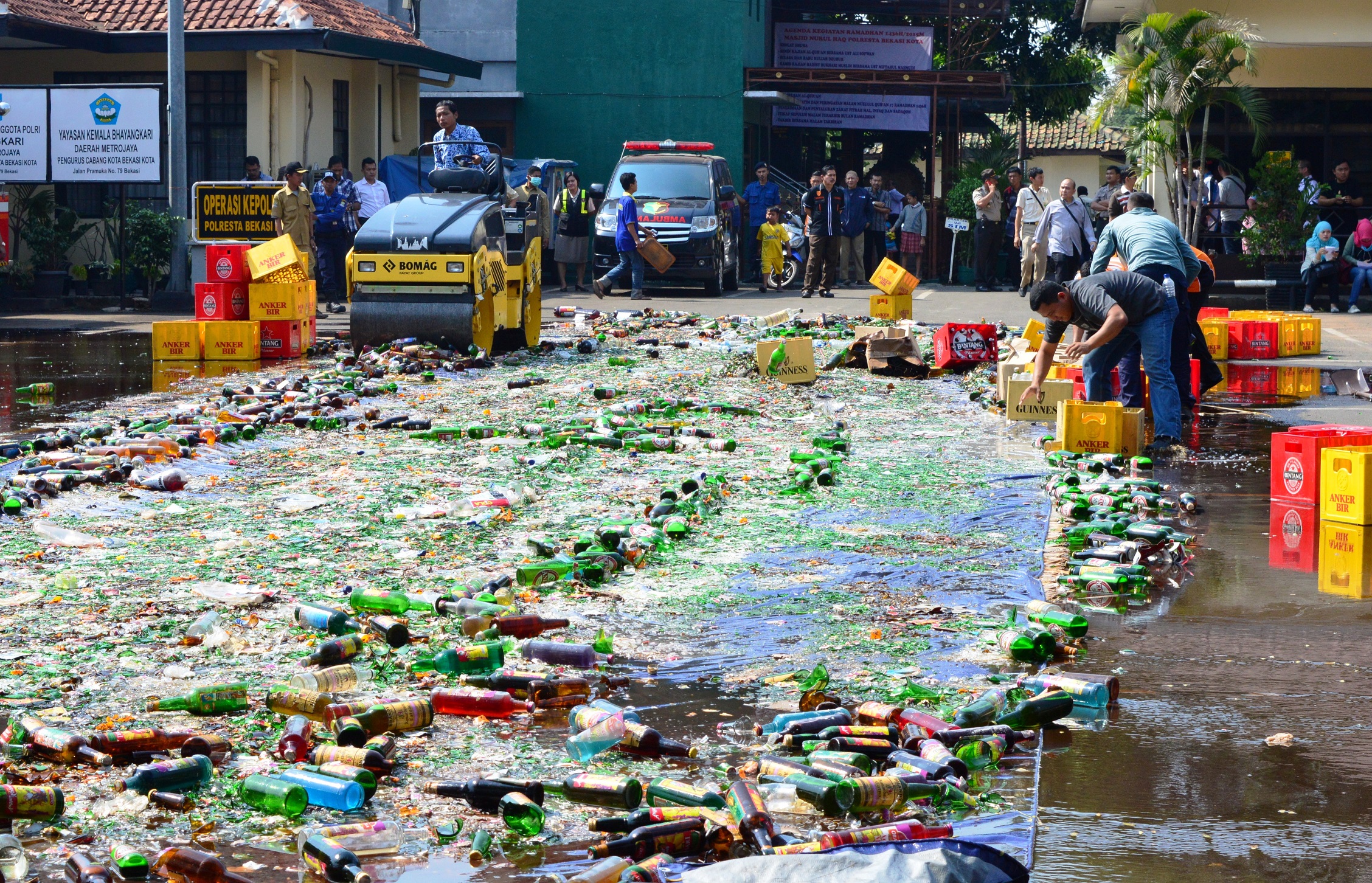 Belasan ribu botol miras dimusnahkan menggunakan alat berat, oleh Polresta Bekasi Kota