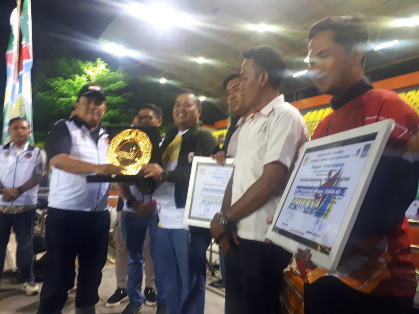 Camat Tarumajaya terima piala Juara Umum Porkab