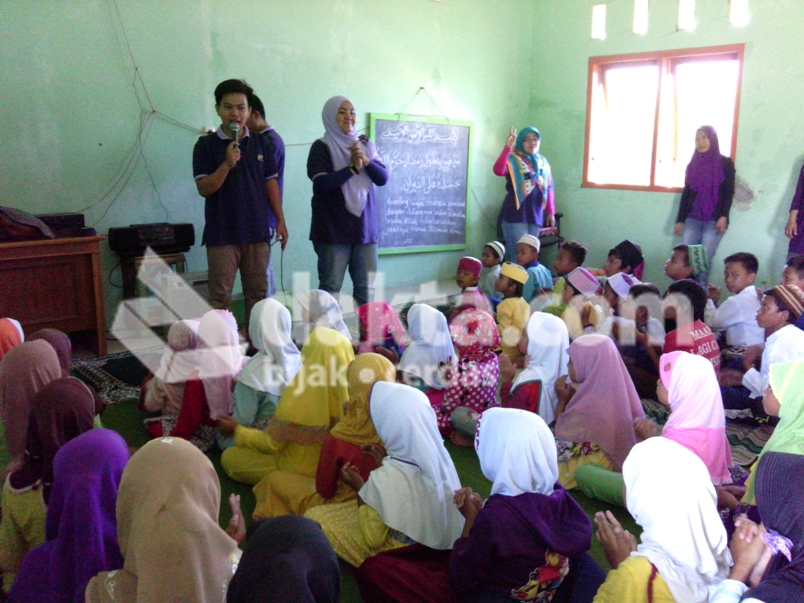 Tim Dakta Menghibur Anak-Anak Kp. Blukbuk Dalam Dakta Peduli (Foto: Langgeng, Dakta.com)