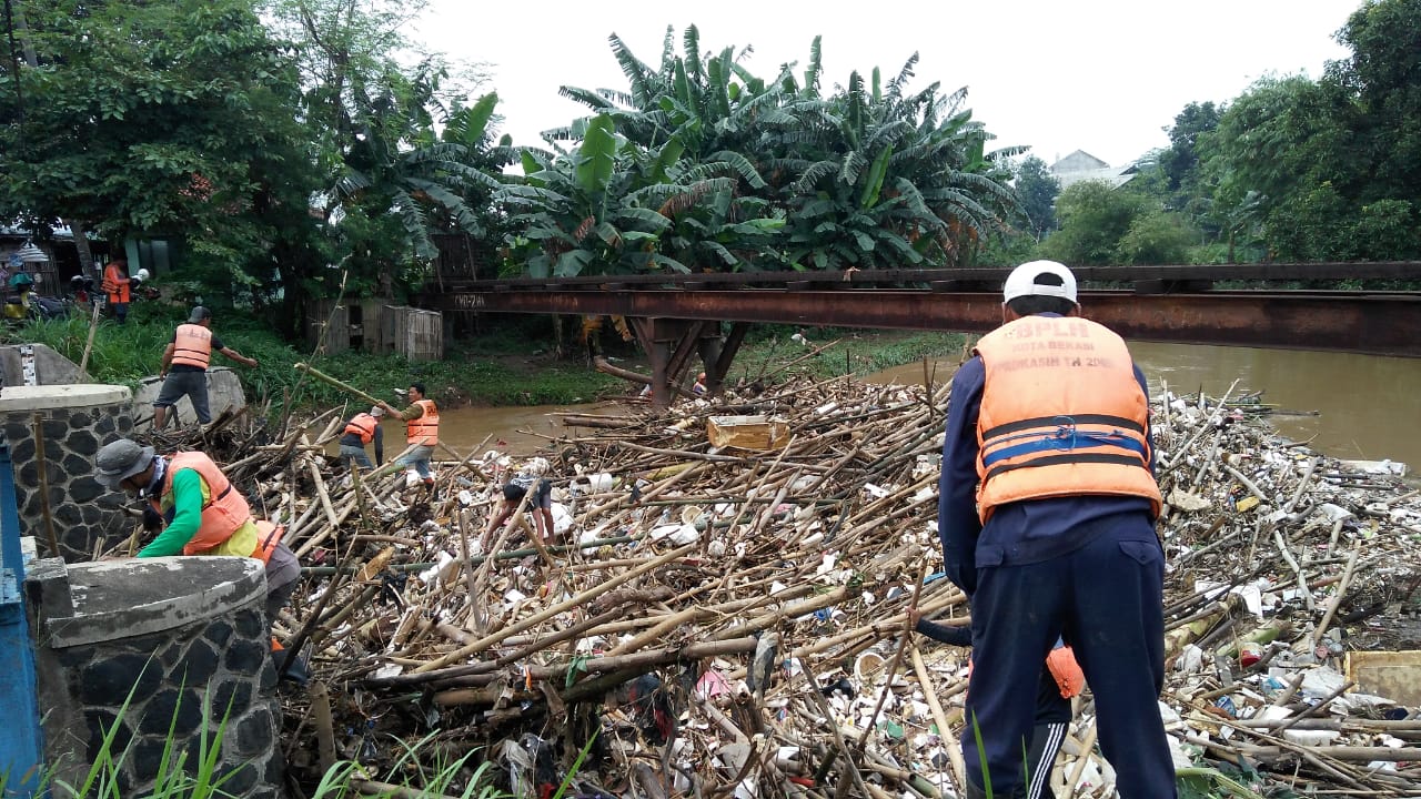 DLH Kota Bekasi  bersama KP2C melakukan gerakan pembersihan sampah di Bendung Koja Jatiasih