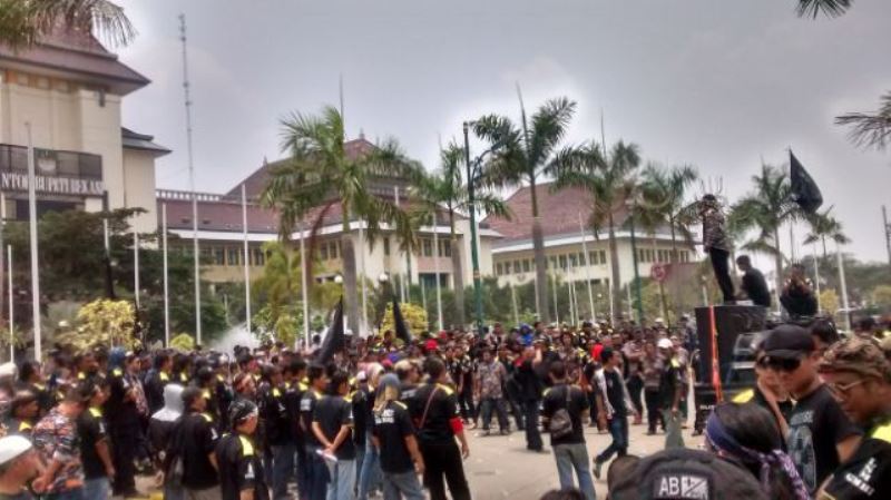 Demo GMBI Tuntut Relokasi Pedagang Pasar Cikarang