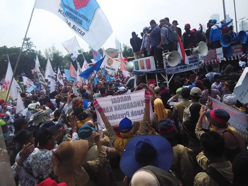 Demo Guru Honorer di Depan Gedung DPR RI