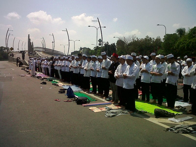 Demonstran shalat Zuhur di  Fly Over Jl Ahmad Yani Bekasi