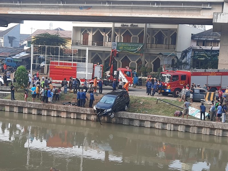 Evakuasi mobil tercebur di Kalimalang pada Jumat (10/7)