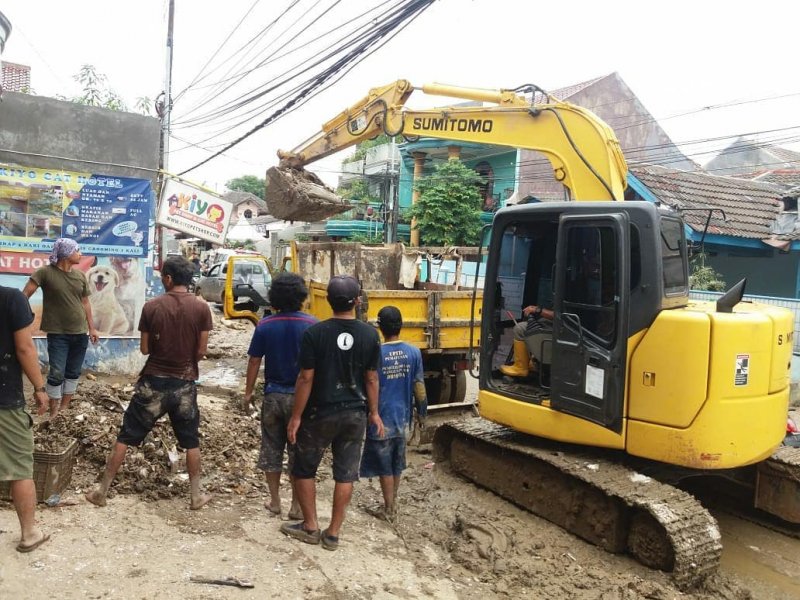 Giat penanganan lumpur di akses masuk perumahan Pondok Gede Permai (IG: BMSDAKotaBekasi)