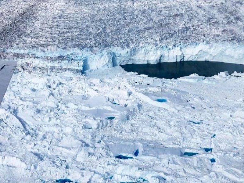 “Danau” bebas es di bagian depan gletser Helheim yang terlihat dari pesawat DC-3. Ilustrasi : Fr