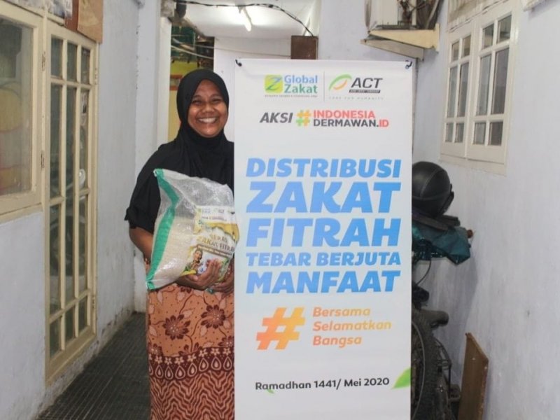 Global Zakat – ACT Bekasi menyalurkan zakat kepada masyarakat yang berhak dan terdampak Covid-19