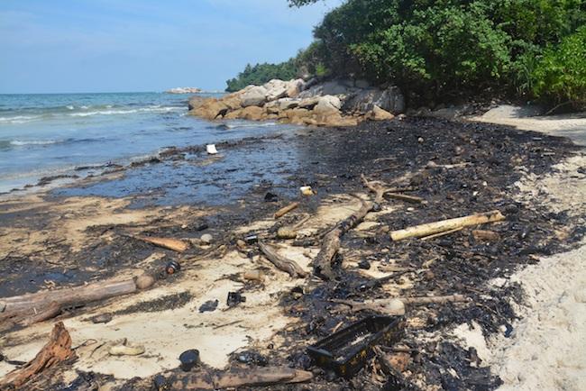 Ilustrasi pantai tercemar limbah