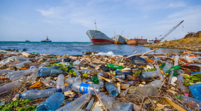 Ilustrasi sampah plastik di lautan
