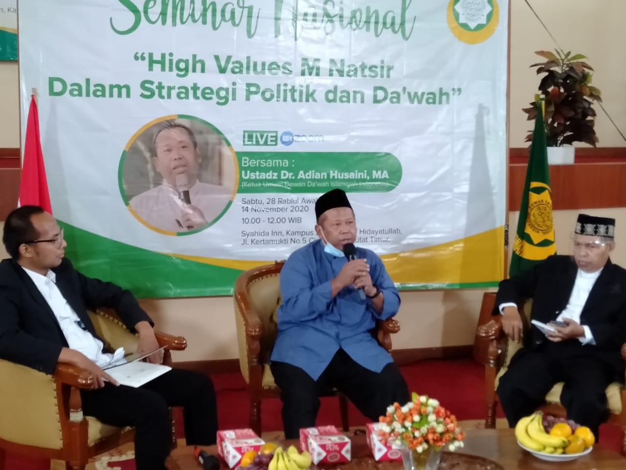 Ketua DDII Dr.Adian Husaini tengah