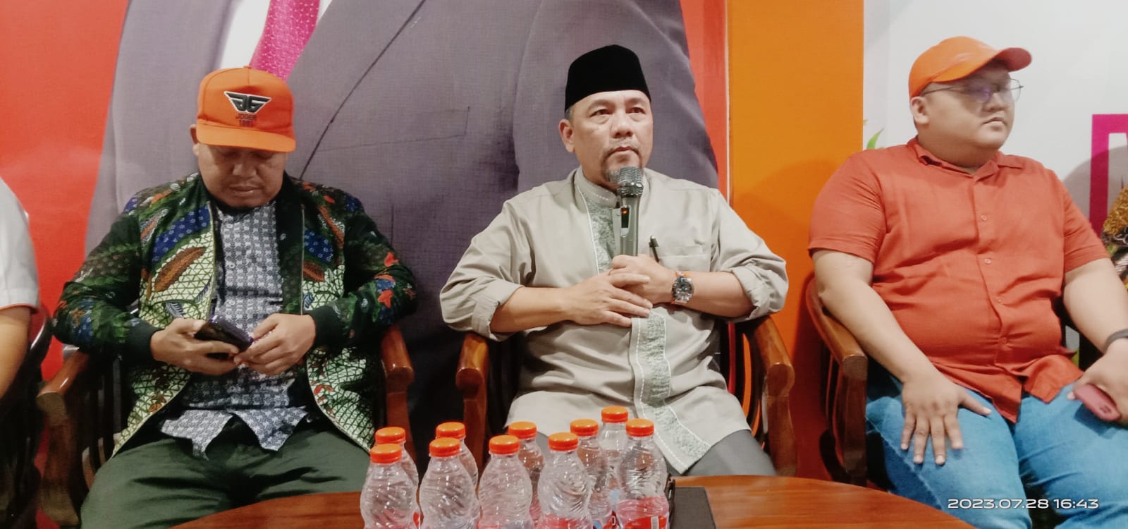 Ketua DPD PKS Kota Bekasi Heri Koswara Gelar Konfrensi Pers di Posko Pemenangan Anies Presiden