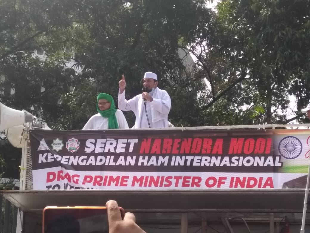 Ketua DPP FPI Shobri Lubis pada aksi unjuk rasa di depan Gedung Kedubes India