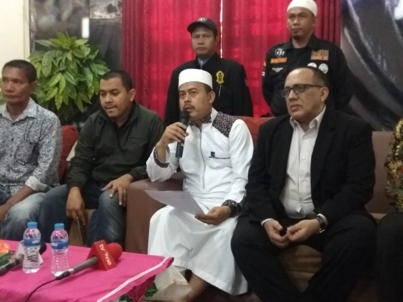 Ketua PA 212 Slamet Maarif (tengah) dalam konferensi pers di kawasan Condet, Jaktim