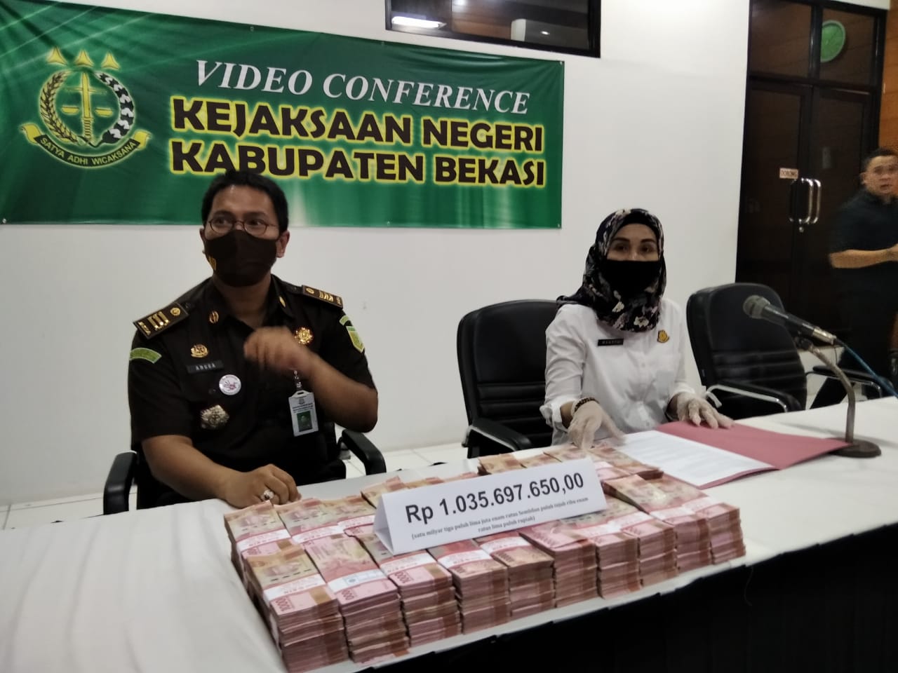 Konpres Kejari Kabupaten Bekasi terkait pengembalian uang atas kasus korupsi APBDes Karang Asih 2016