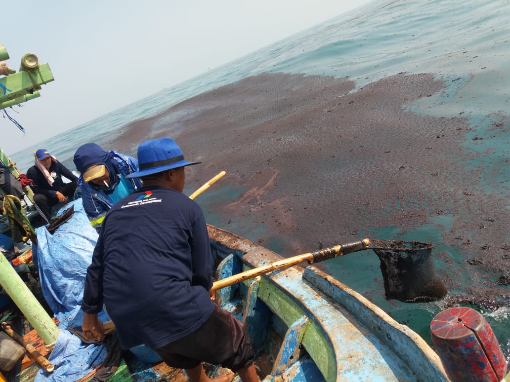 Limbah dari kebocoran minyak pertamina di laut Kerawang