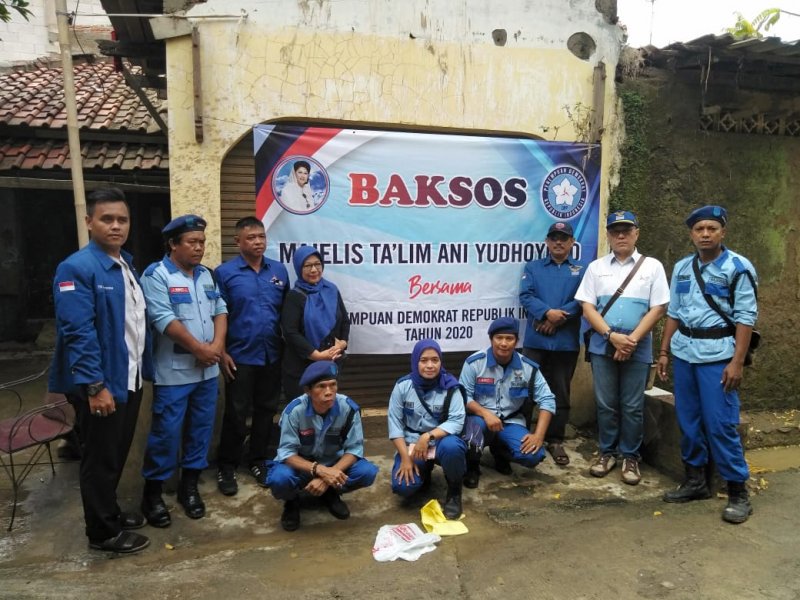 Majelis Ta’lim Ani Yudhoyono bersama DPD Partai Demokrat Kota Bekasi memberikan baksos pada korban