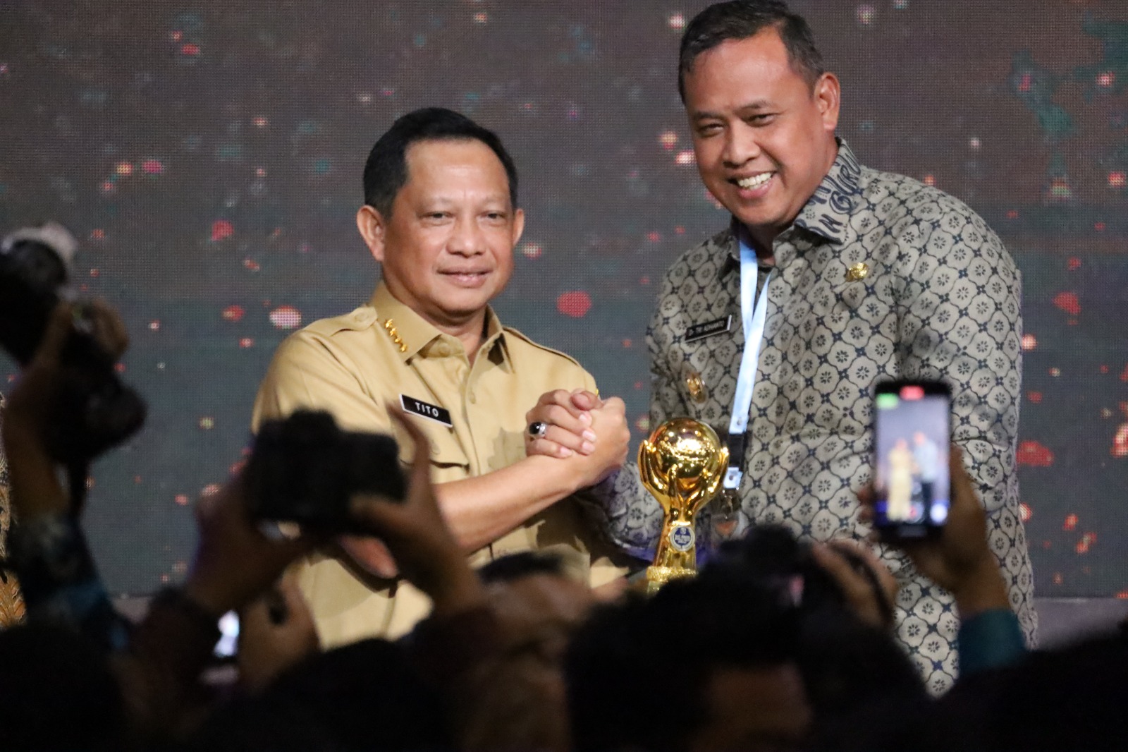 Mendagri Tito Carnavian Serahkan Piagam Penghargaan UHC ke Plt Wali Kota Bekasi Tri Adhianto