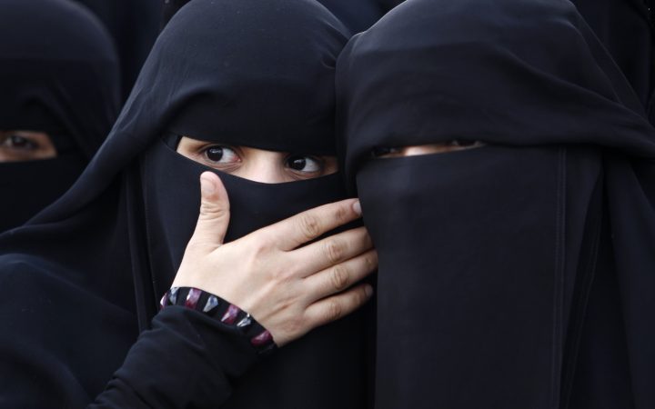 Muslimah yang menggunakan cadar