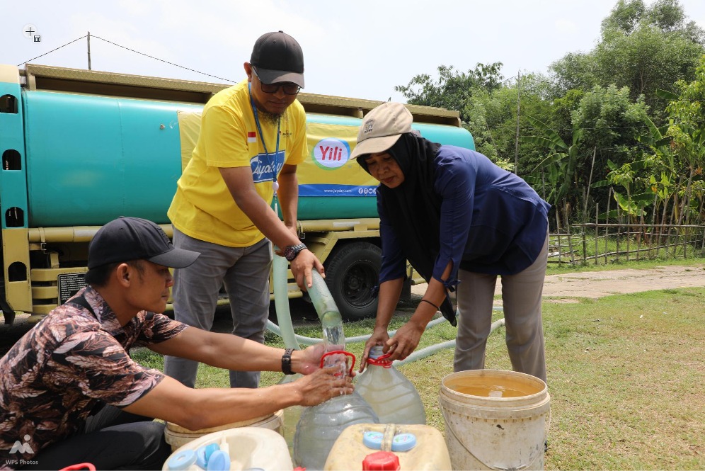 PT Yili Indonesia Dairy menyalurkan 80.000 liter air bersih