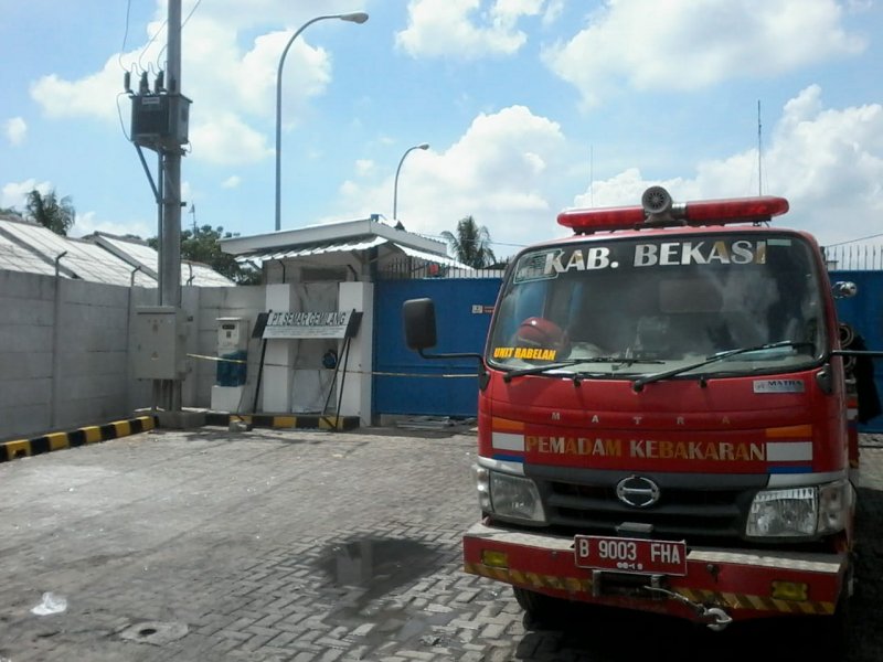 Pasca ledakan di PT Semar Gemilang, mobil pemadam kebakaran disiagakan di depan pintu masuk pabrik