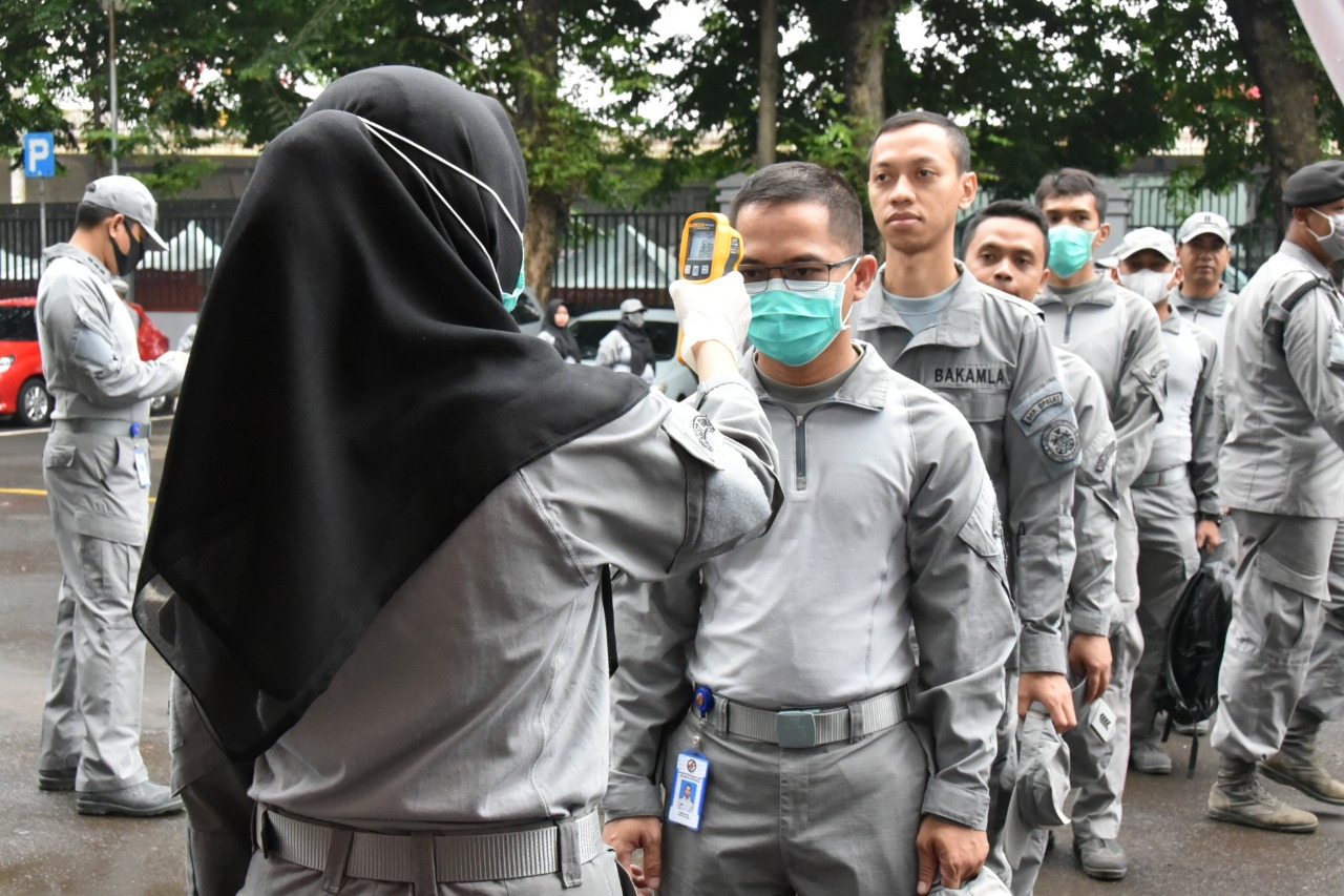 Pegawai Bakamla RI dilakukan pemeriksaan suhu tubuh cegah virus corona