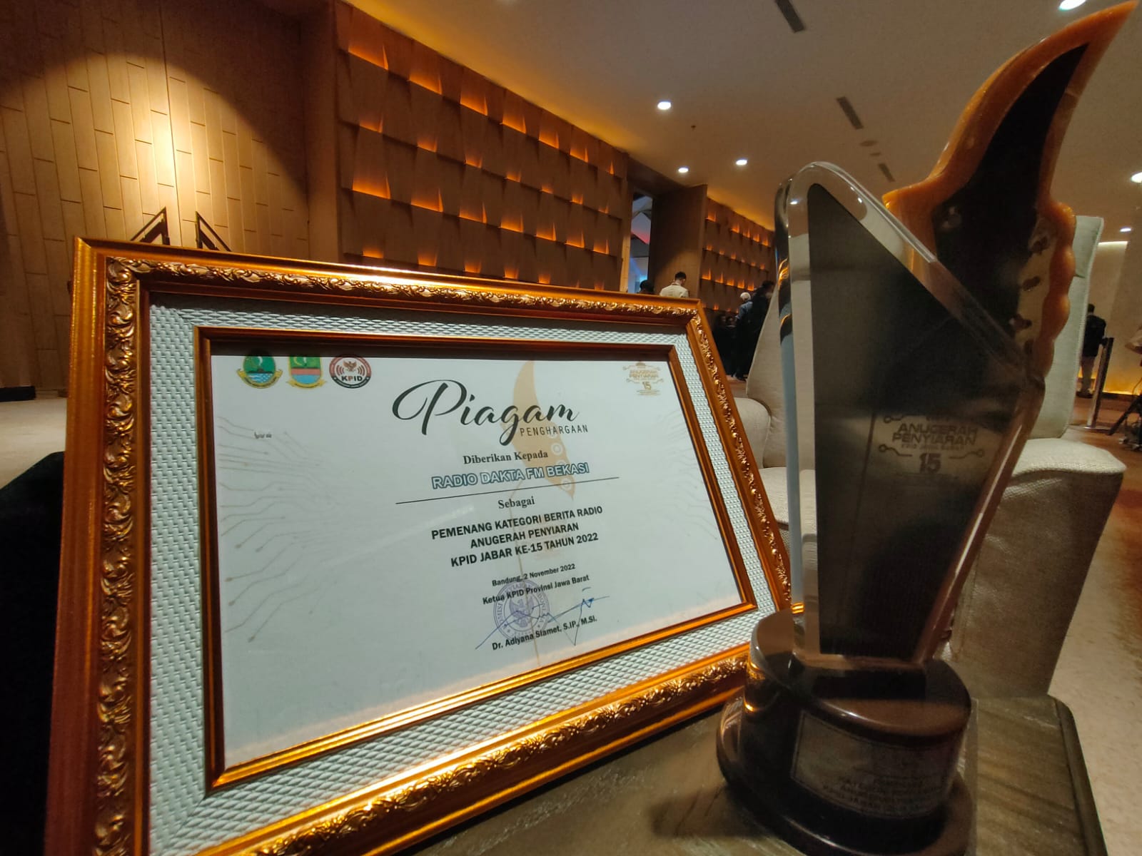 Penghargaan KPID Jabar Award yang diraih Radio Dakta