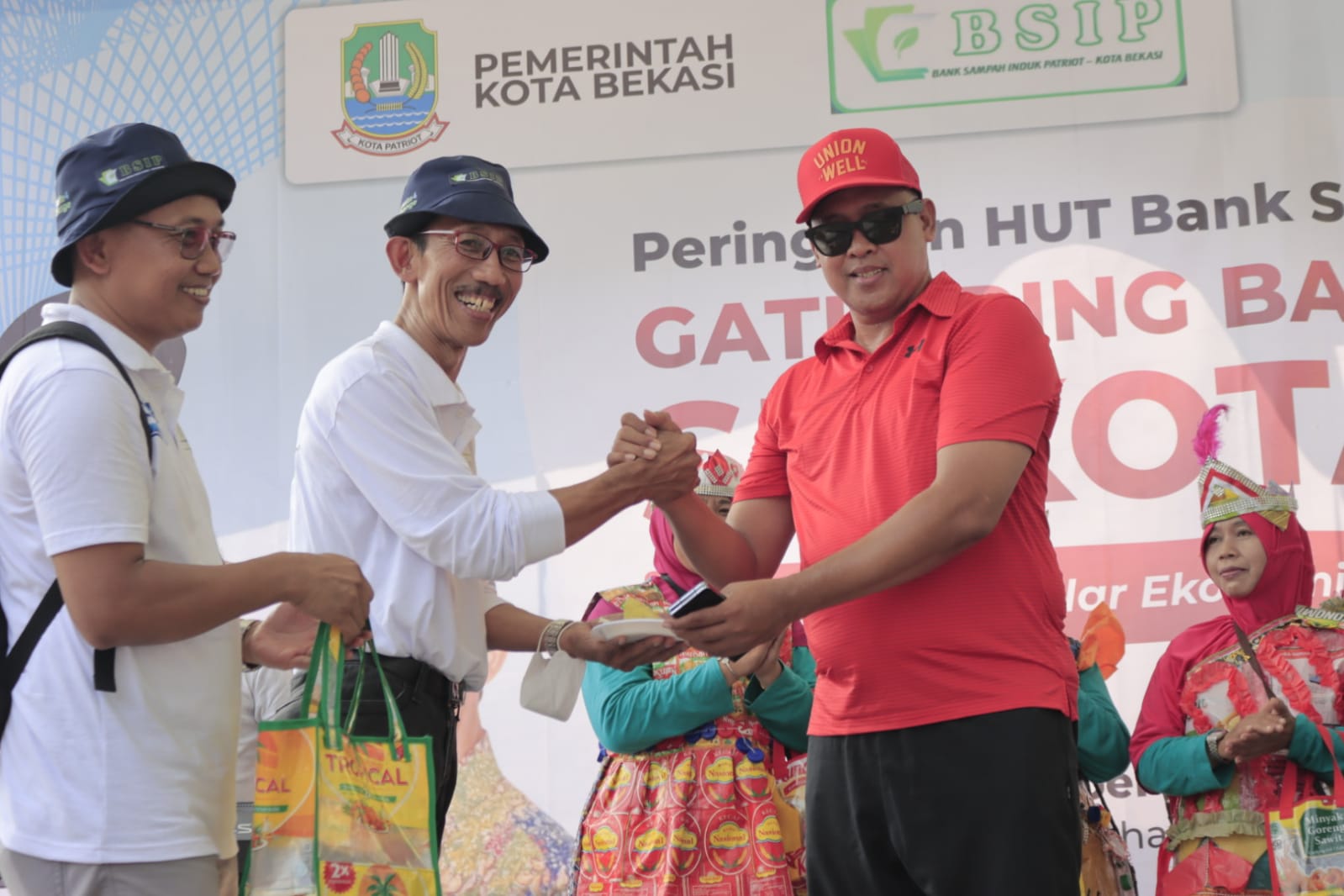 Plt Wali Kota Bekasi Berikan Nasi Kuning ke Direktur BSIP di Perayaan HUT BSIP ke 6