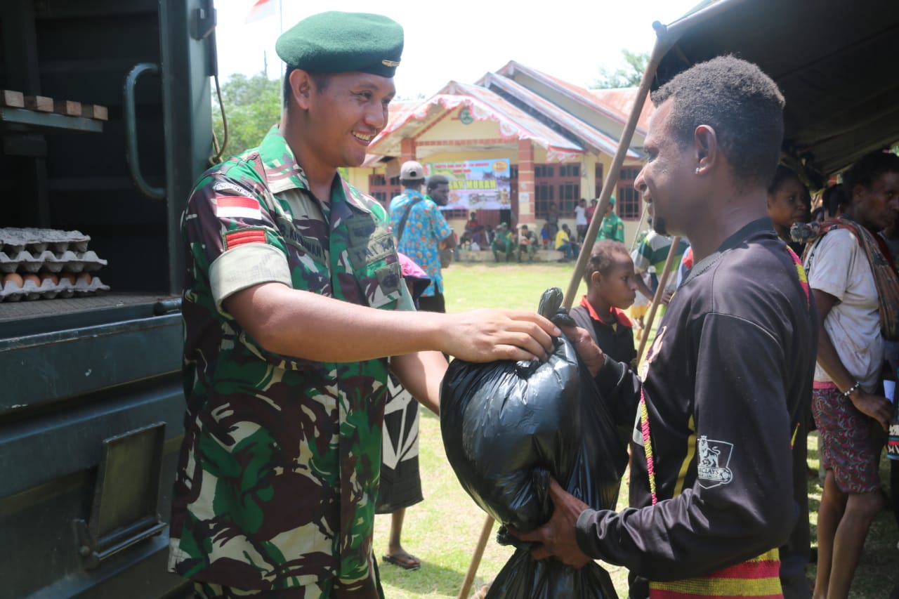 Prajurit TNI Yonif 411 Kostrad Bantu Dinas Ketahanan Pangan Merauke Gelar Pasar Murah