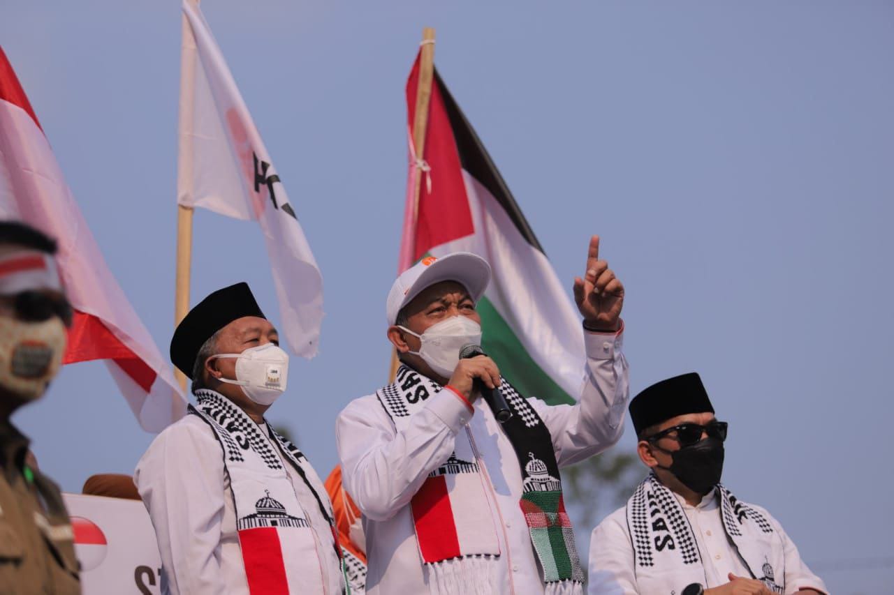 Presiden PKS Ahmad Syaikhu dalam Aksi Bela Palestina di depan Kedutaan Besar Amerika di Jakarta
