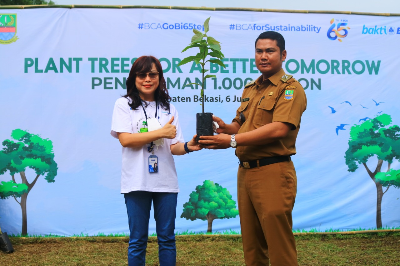 Program penanaman pohon BCA di Pasirranji Cikarang Pusat