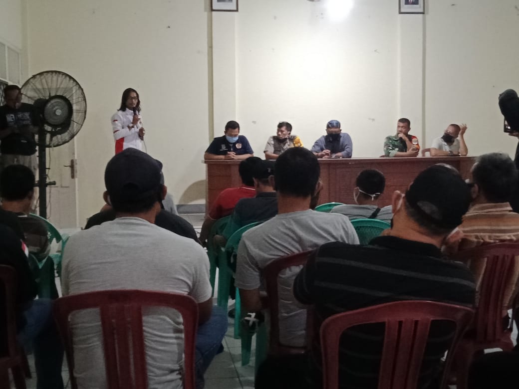 Rapat bersama warga terkait penolakan rencana pembongkaran jembatan dua overpass Jayimulya