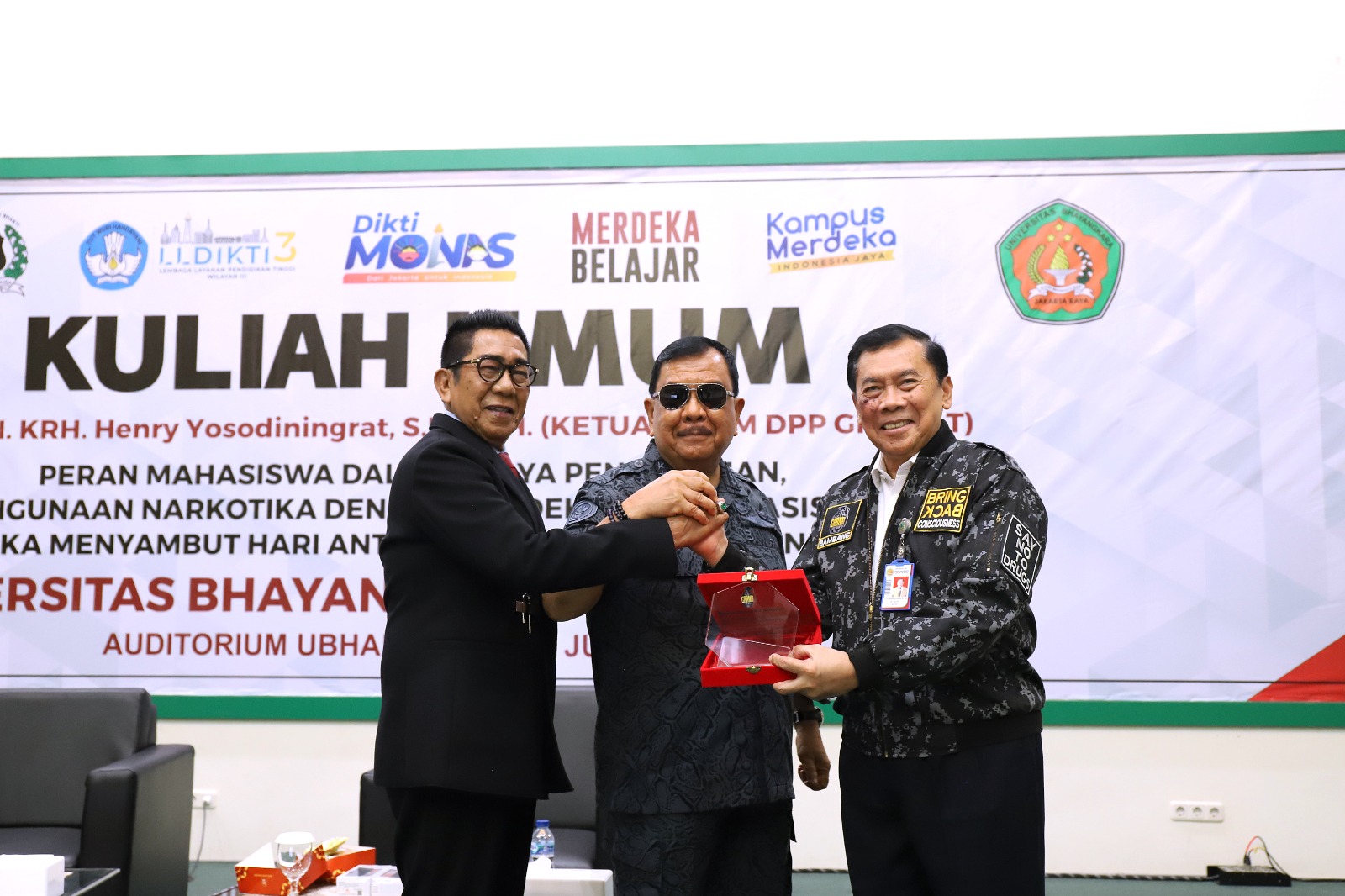 Rektor Ubhara Jaya Irjen Pol.Purn Dr.Drs Bambang Karsono S.H.M.M dengan narasumber
