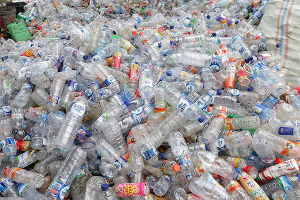 Sampah botol plastik